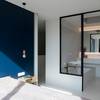 slaapkamer met glazen wand op badkamer