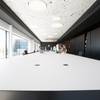 Architekti z Mamu Architects si do svojich kancelárskych priestorov navrhli liatu podlahu Mellow od Liquidfloors.