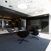 Architekti z Mamu Architects si do svojich kancelárskych priestorov navrhli liatu podlahu Mellow od Liquidfloors.