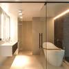 V tomto súkromnom bývaní v meste Zoutleeuw, v provincii Flámske Brabantsko, Liquidfloors aplikovali hladkú liatu podlahu Mellow v kúpeľni a v sprchovom kúte. 